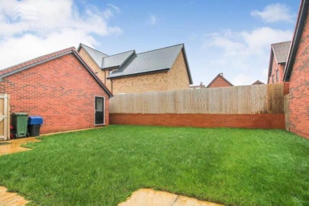 Detached 4 Bedroom 2 Bathroom House - Driveway Parking, Fast Wifi And Smart Tv By Yoko Property Calverton  Exterior photo